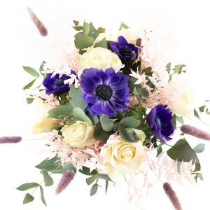 Bouquet primaverile di rose e anemoni